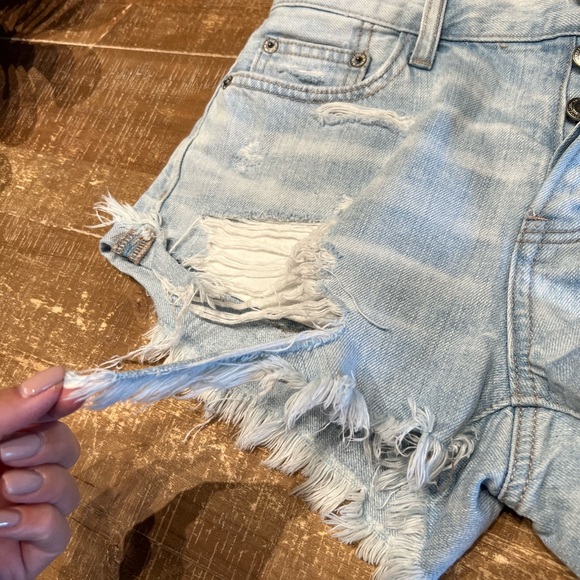 American Eagle Tomgirl Shortie Jean
Shorts Distressed Button fly Light Wash - Picture 9 of 10